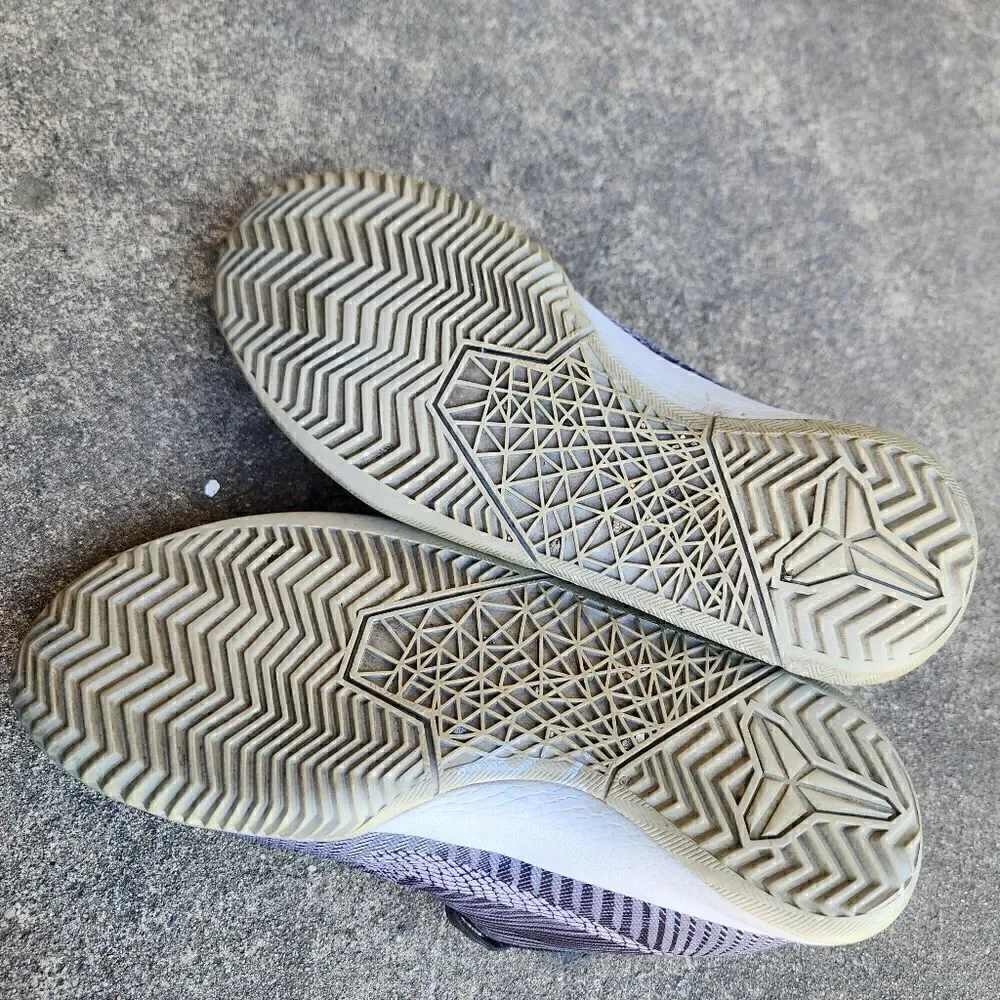 Nike Kobe Mentality 2 GS - Kids Shoes - SIZE 6Y